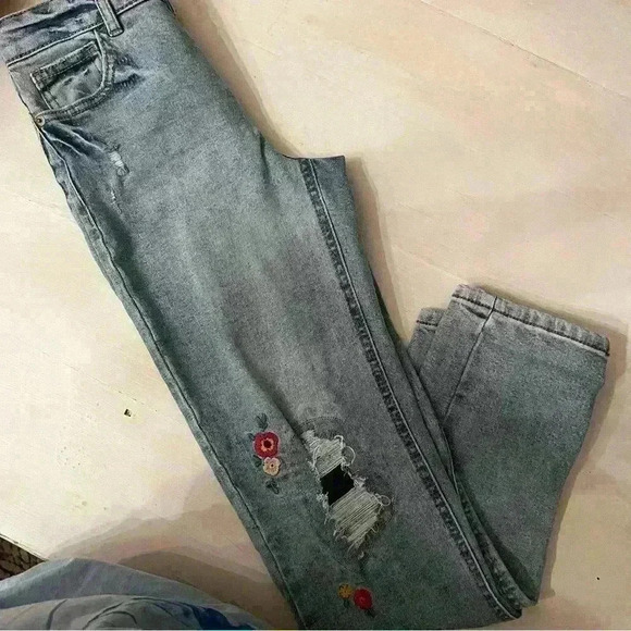 Cat & Jack Super Stretch Embroidered Distressed Girlfriend Jeans size 12 girls - Picture 3 of 11